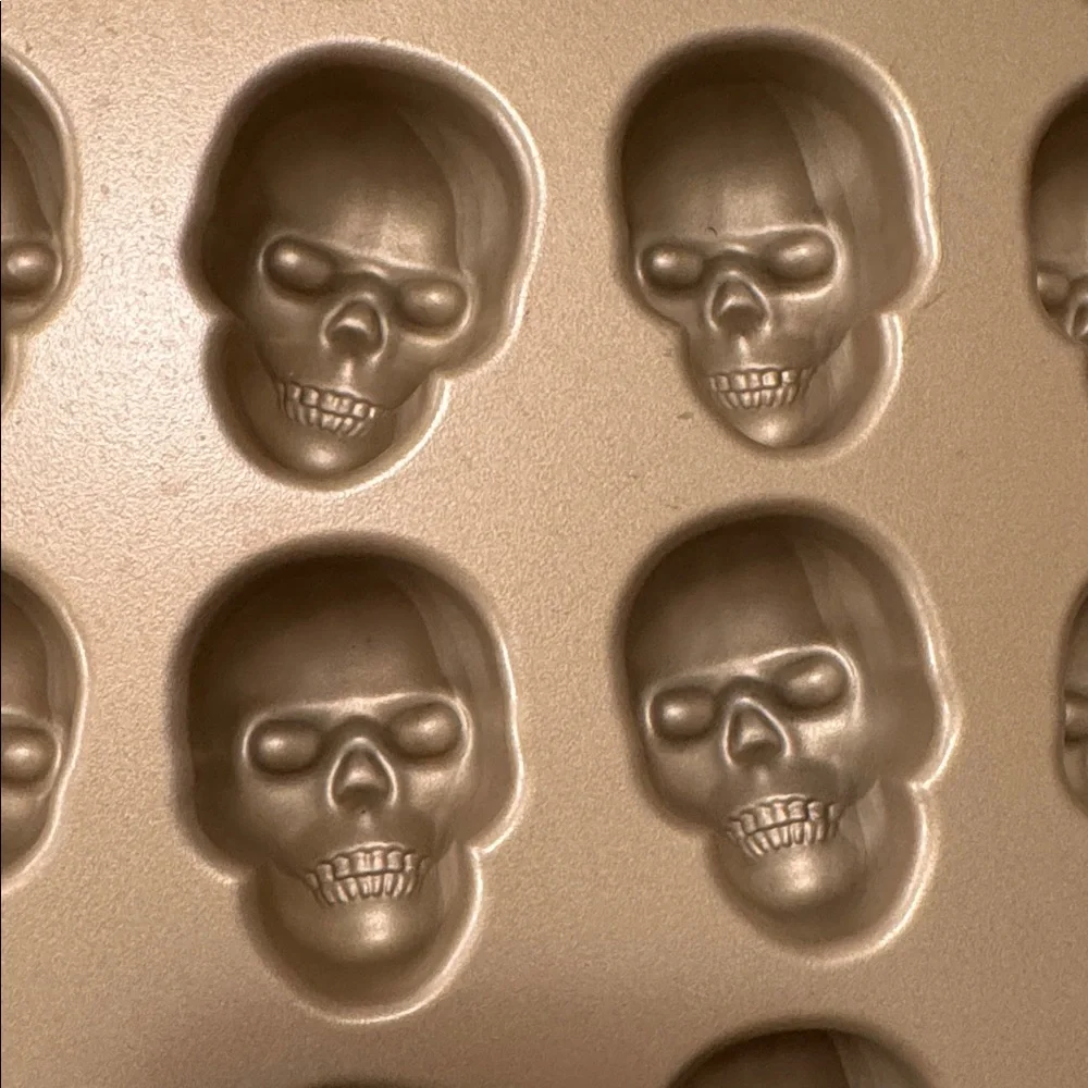 NORDICWARE SKULL BITES BAKING PAN - Picture 2 of 3